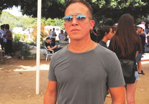 גיא פינס. "זכויות רבות" 