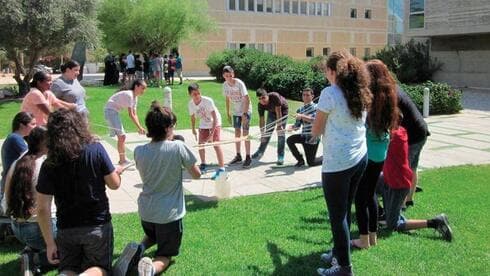 מתקיימת בשעות הערב. קייטנת "ינשופים" באוניברסיטת בן־גוריון 