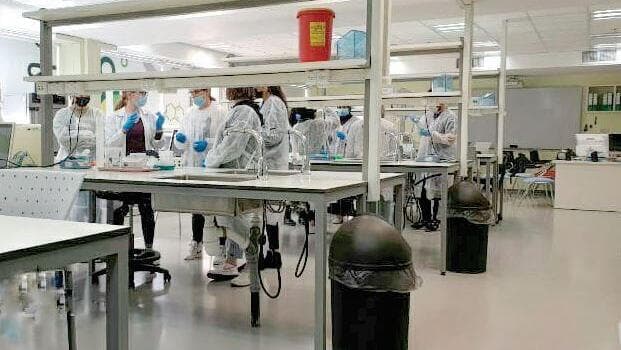 התנסות במעבדה אמיתית. מחנה קיץ מדעי במרכז הטכנולוגי באר־שבע 