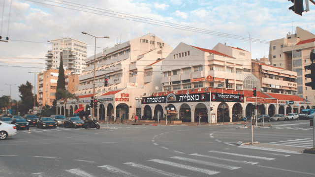 הקשתות המיתולוגיות (צילום: אסף פרידמן) צומת טשרניחובסקי כפר סבא. "מחריש אוזניים"