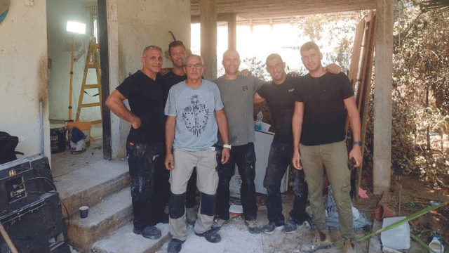 "נשמח לכל עזרה". המתנדבים בדירה 
