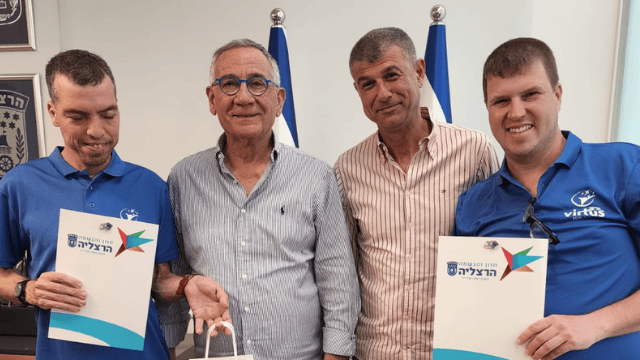 אלון וטל עם ראש העירייה וסגנו רגע לפני הטיסה לתחרויות אלון וטל עם ראש העירייה וסגנו רגע לפני הטיסה לתחרויות