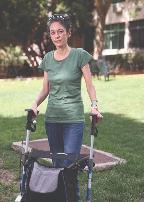 פנינה רינצלר. "צמודה להליכון" 