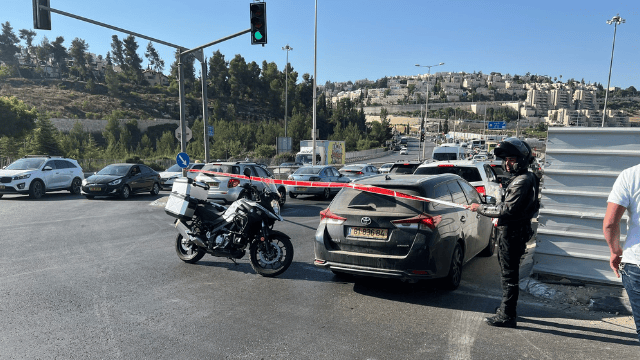 הכניסות נחסמו לתנועה (צילום: לירן תמרי) שכונת רמות כעת