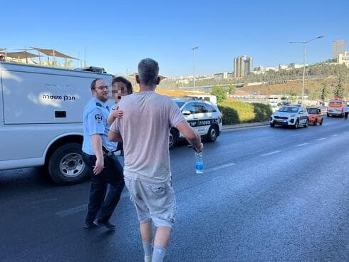 משי בן עמי בזירת הפיגוע (צילום: לירן תמרי) משי בן עמי בזירת הפיגוע