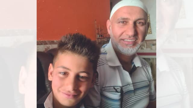 עיסא עם אביו נג'אח. "הוא היה אהוב על כולם" 