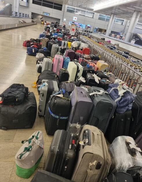 מזוודות נוסעים בנמל התעופה בן גוריון