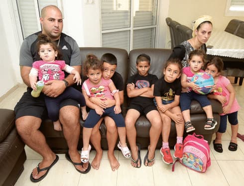 "התמונה שאני מושכת את הילדה מהלול הבוער לא עוזבת אותי". משפחת אסרף בדירה שקיבלו 