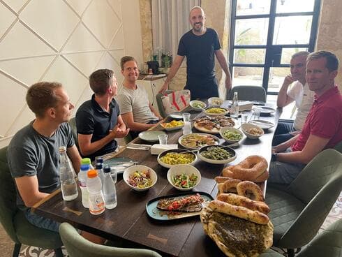 טועמים ונהנים. הצוות הנורווגי בארוחה עתירת קלוריות