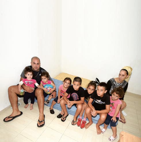 "התמונה שאני מושכת את הילדה מהלול הבוער לא עוזבת אותי". משפחת אסרף בדירה שקיבלו 
