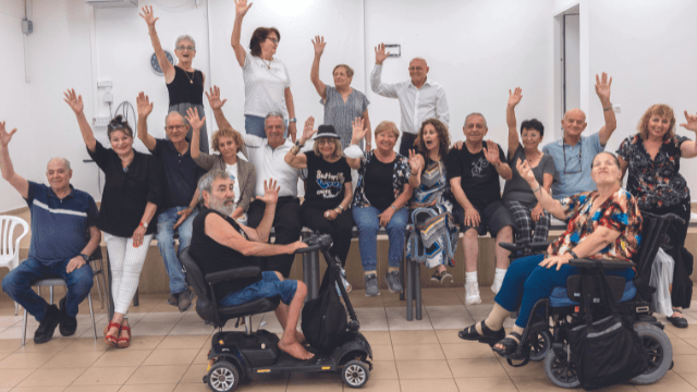חברי התיאטרון. במרכז, יוני עופר 