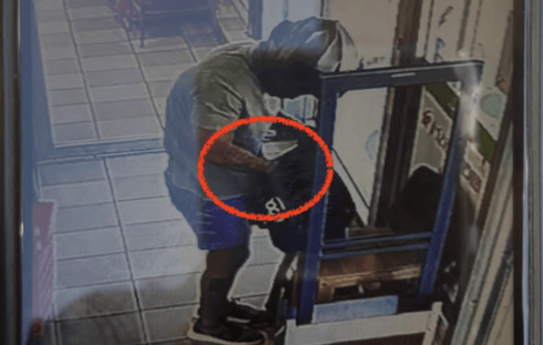 החשוד גונב את האקדח החשוד גונב את האקדח