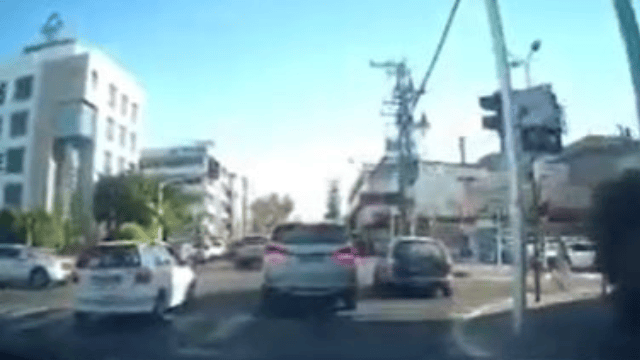 הרכב מימין חוצה באור אדום