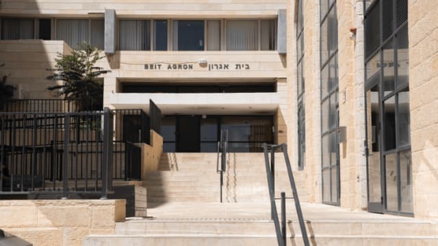 העיתונאים נשארים. בית אגרון 