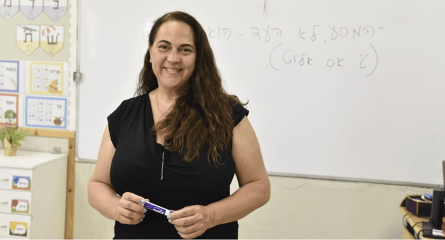 המנהלת עירית גולן רביב. דוגלת בלמידה עצמאית 