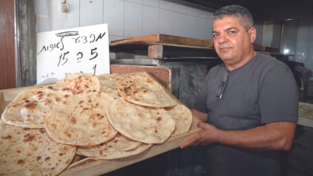 מתמחים בלאפות. "הפיתה של נעים"