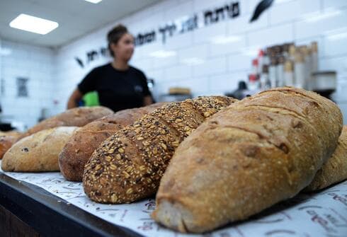 בעקבות ייקור מחירי הלחם, במאפיית 'אורן' קונים, אבל פחות