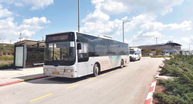 אוטובוס של סופרבוס בתחנת הרכבת בעפולה