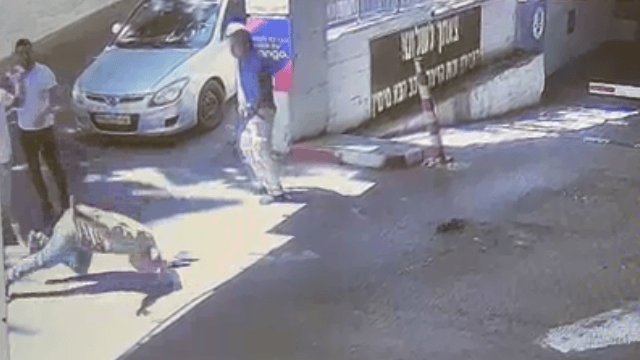 מנהל החניון מותקף