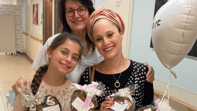 אפרת דגבלי עם אמה במחלקה