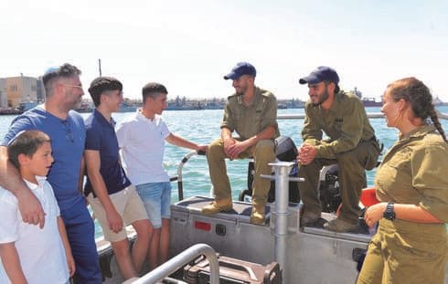 סמ"ר קירשון וחייליו במפגש עם משפחת ברדוגו. "באותם רגעים אתה יותר עושה ופחות חושב" (צילום: דובר צה"ל) סמ"ר קירשון וחייליו במפגש עם משפחת ברדוגו. "באותם רגעים אתה יותר עושה ופחות חושב"