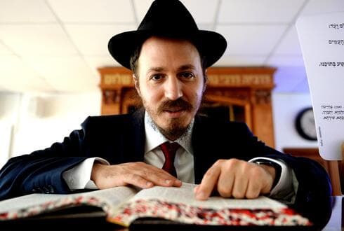 הרב ישראל ביידרמן קורא ערב תשעה באב לפיוס בעקבות התנגדות מאות תושבים לבניית בית חב"ד בשכונת המדע ( צילום: קובי קואנקס) הרב ישראל ביידרמן קורא ערב תשעה באב לפיוס בעקבות התנגדות מאות תושבים לבניית בית חב"ד בשכונת המדע