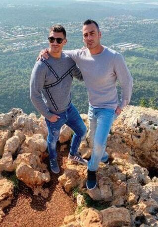ג'ורנו עם בן זוגו סנדר אונגר. "אני לא רץ על הטיקט של גיי"
