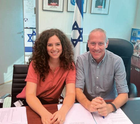 עם השר חילי טרופר. "טועם את הקינוחים ואת העוגיות" (צילום: פרטי) עם השר חילי טרופר. "טועם את הקינוחים ואת העוגיות"
