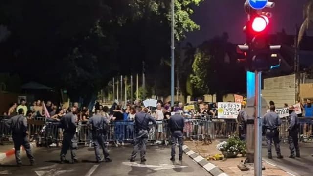 מפגינים נגד בנט. למצולמים אין קשר לכתבה