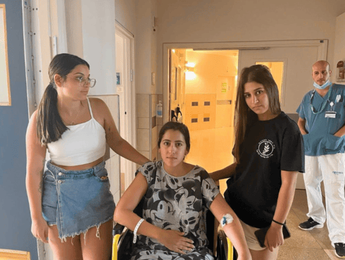 בבית החולים לאחר התאונה. (מימין לשמאל) מור, נעמה וטוהר