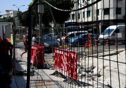 עבודות על הקו הסגול והירוק השתלטו על רחובות תל אביב והפכו אותם ליעדים מבוצרים ( צילום: ריאן) עבודות על הקו הסגול והירוק השתלטו על רחובות תל אביב והפכו אותם ליעדים מבוצרים