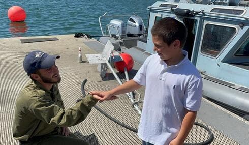 "התחלנו להאיר במים בסיוע פצצות תאורה ופנסים עד שהגענו אליהם"