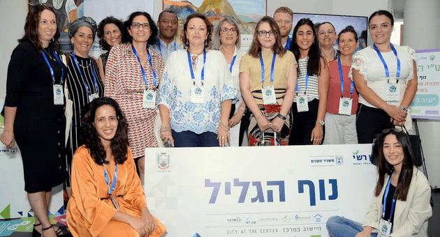מרב ששון אמויאל יחד עם חברות המנהלת היישובית בנוף הגליל