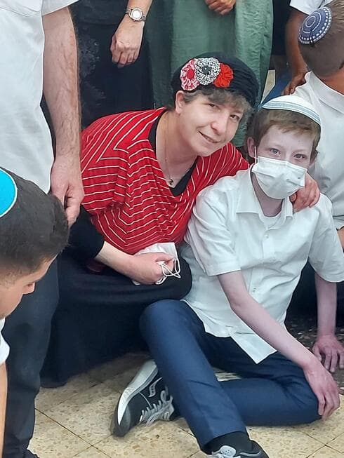 מאיר אברהם עם אמו בישיבת נחלים (צילום: באדיבות המשפחה) מאיר אברהם עם אמו בישיבת נחלים