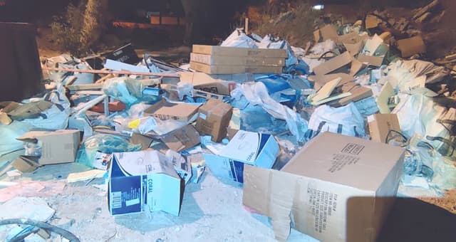 קרטונים של מזגנים, מקלחונים, ברזים ומוצרי חשמל (צילום: מתוך הפייסבוק) קרטונים של מזגנים, מקלחונים, ברזים ומוצרי חשמל
