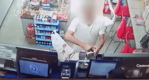 תיעוד השוד בקיוסק (צילום: דוברות המשטרה) תיעוד השוד בקיוסק