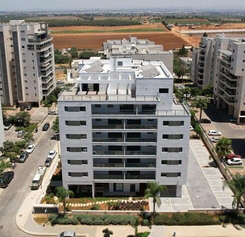 מרום ראשון. בניין אחד, 7 קומות, 25 דירות