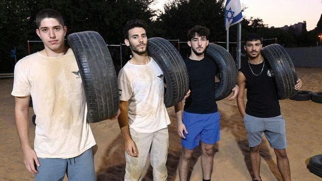 מימין: דורון גוזלן, אמיר קורן, ינאי פריד ויובל מזרחי 