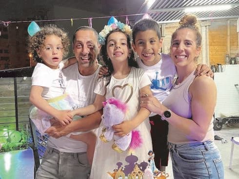 סיוון ויניב אפללו עם הילדים. זה נגמר בחתונה 
