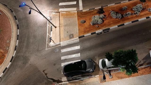 חונים על מעבר חציה ברחוב חיים חפר 