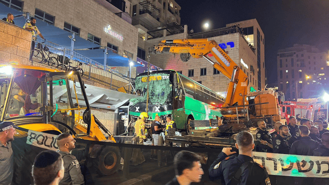 הטרקטור מרים את האוטובוס,