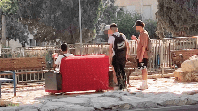 חלק מחבורת הצעירים שהפחידה ילדים בשכונה 