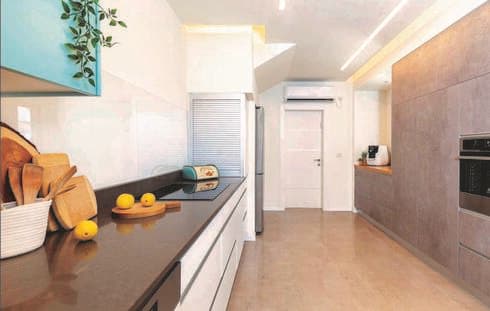 ארונות מפורמייקה בצבע חום לאחסון מוצרי החשמל 
