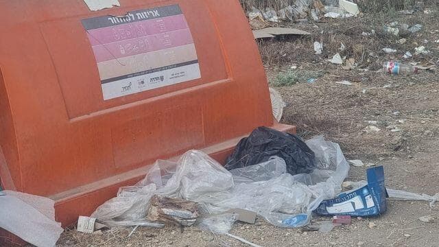 לכלוך במגרש החנייה ברחוב הגר"א