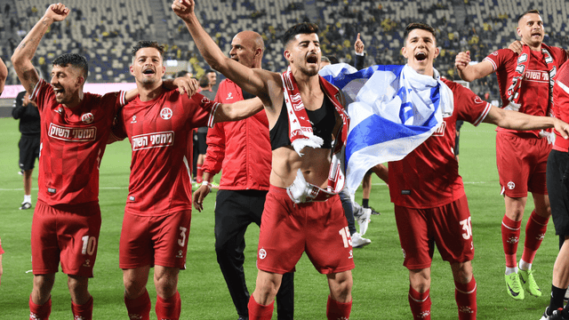 שחקני ב"ש חוגגים. יניפו במאי את צלחת האליפות?