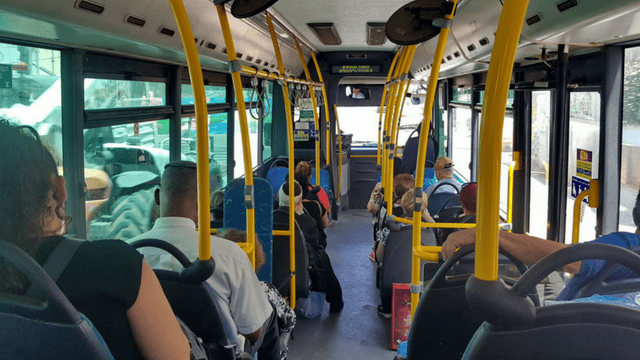 ביצע מעשים מגונים בקטינה באוטובוס. למצולמים אין קשר לכתבה