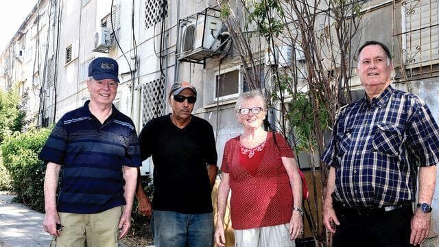 "שמחים שזה מתקדם". מימין: מאיר רוטמן, דבורה וטרטוק, משה ישר ואילן נידן