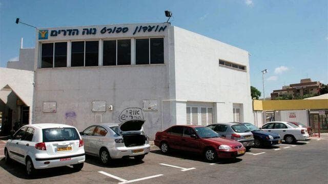"חצי בן אדם". קאנטרי נווה הדרים 