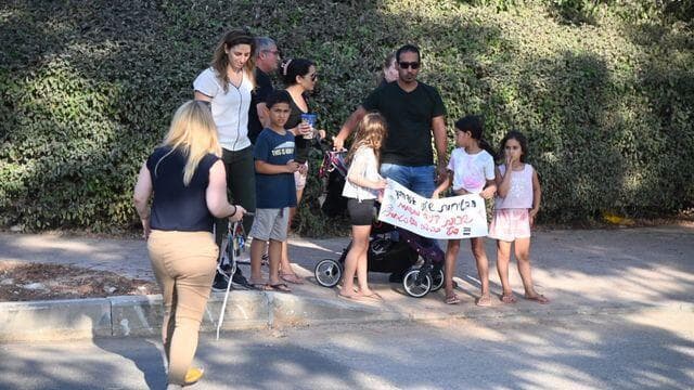 תושבים משכונת דניה ליד בית הספר המכיל תושבים משכונת דניה ליד בית הספר המכיל