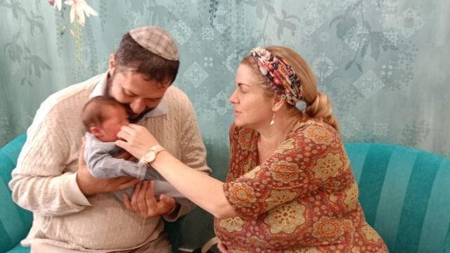 עם התינוק יעקב ישראל. "אנחנו מאוד שמחים"